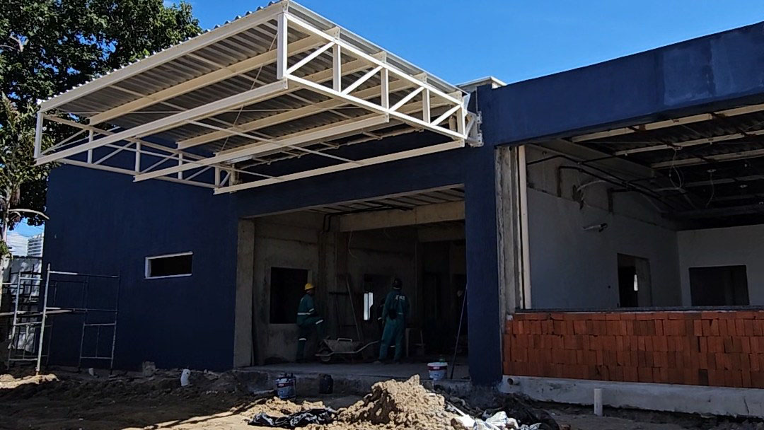 operários trabalhando na obra de fachada do prédio da guarda municipal